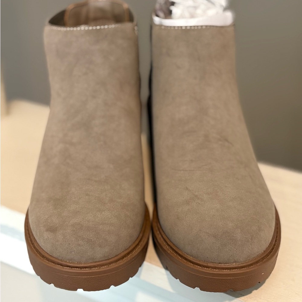 Muk Luks Finley Francis Womens Ankle Boots Taupe Block Heels Pull On Sz 7.5 NIB - Picture 7 of 10